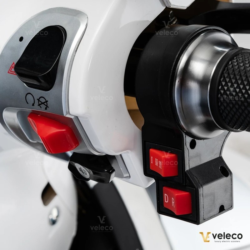 Veleco CRISTAL: scooter de movilidad de tres ruedas con iluminación LED completa